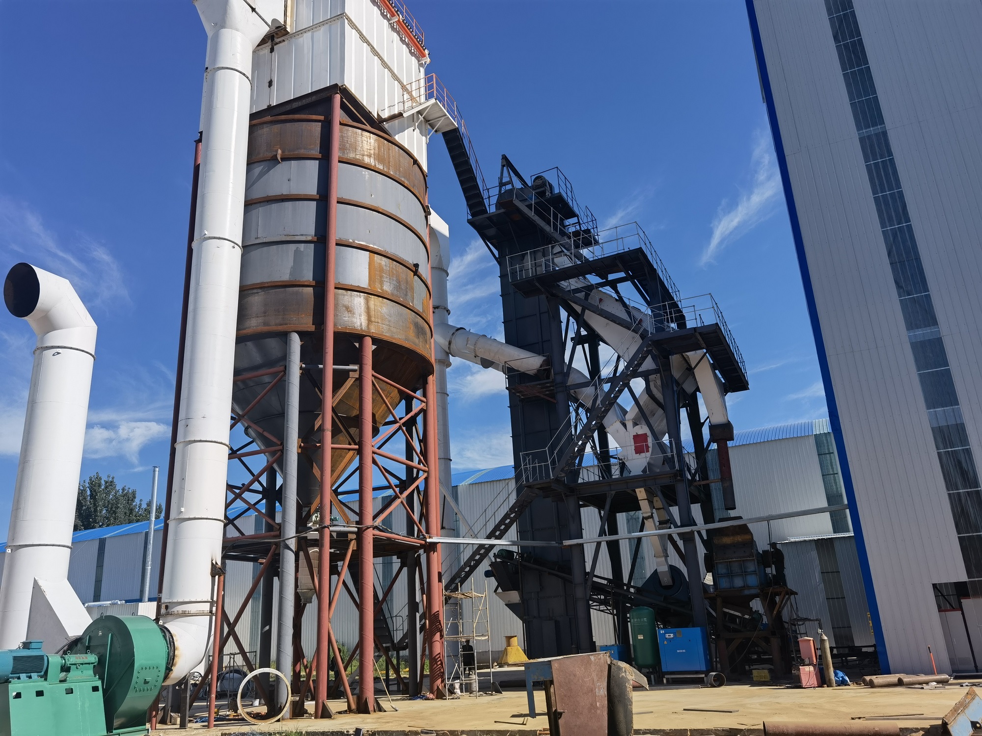 投資石灰石制砂生產(chǎn)線如何選擇設(shè)備？制砂樓怎么樣？